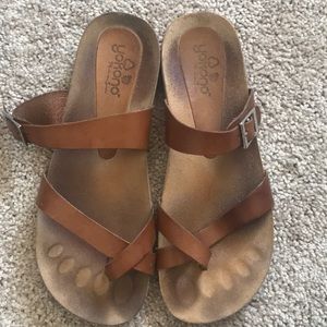 Brown toe sandal